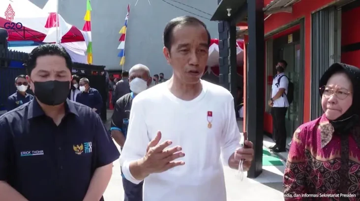 Jokowi Serahkan BLT...
