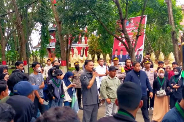 Mahasiswa di Bone Unjuk...