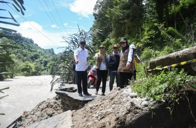 Tinjau Titik Longsor-Jalan...