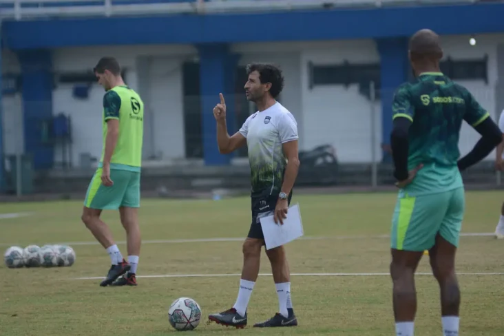 Luis Milla Gelar Latihan...
