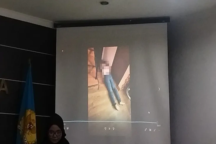 Komnas HAM Tampilkan...