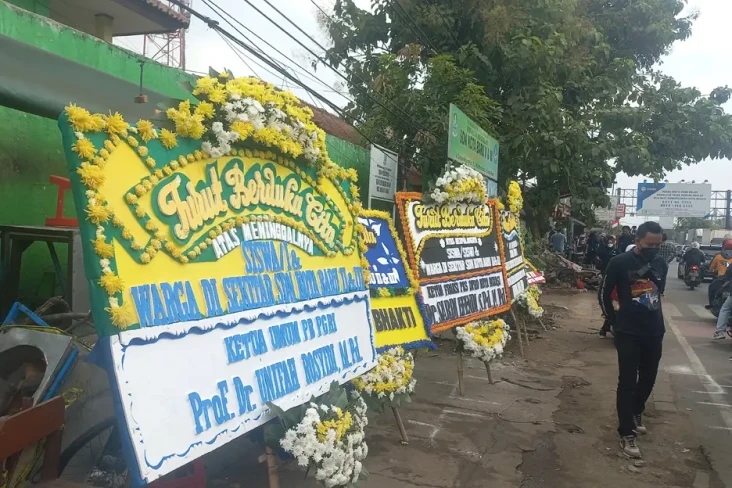 Karangan Bunga Hiasi...