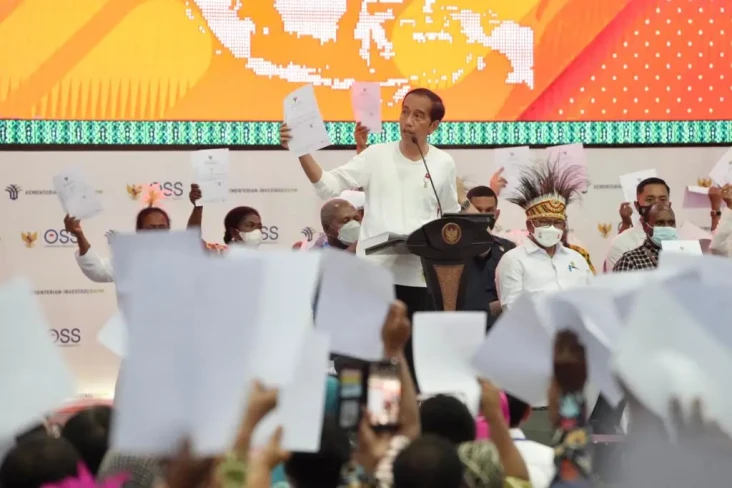 Jokowi Bagikan NIB kepada...