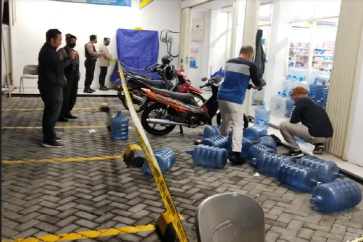 Dikeroyok Orang Tak...