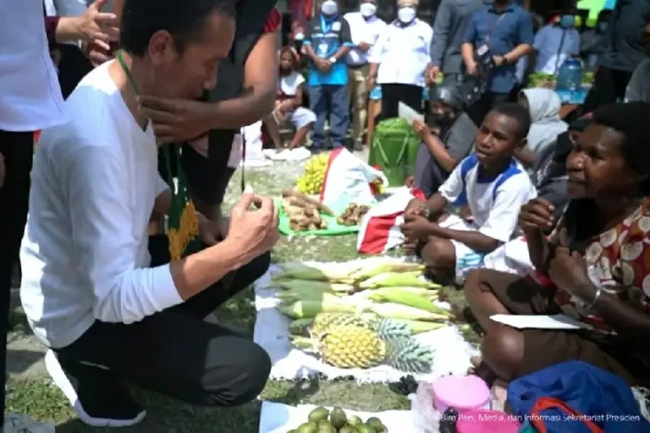 Ketika Mama Papua Mengalungkan...