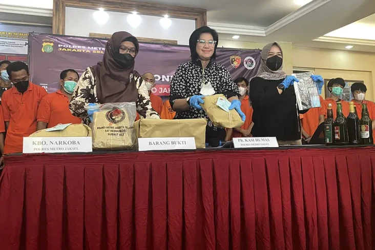Polisi Gulung Belasan...