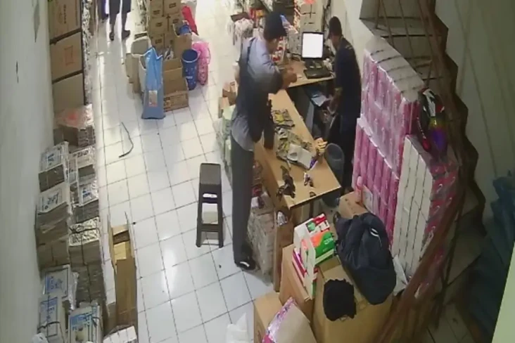 Pria Bule Gasak Uang...