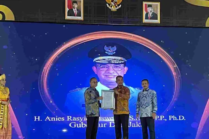Pemprov DKI Raih Penghargaan...