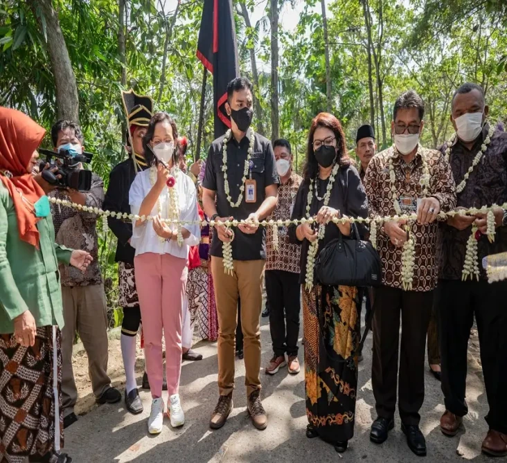 Lestarikan Budaya Daerah,...
