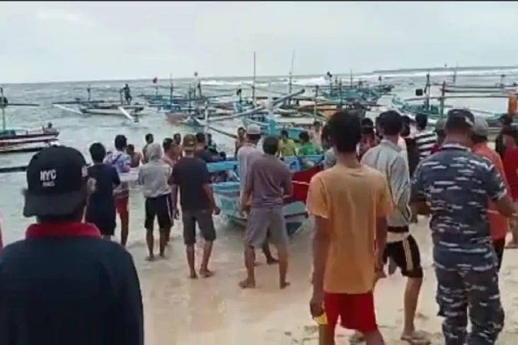 Perahu Terbalik Dihantam...