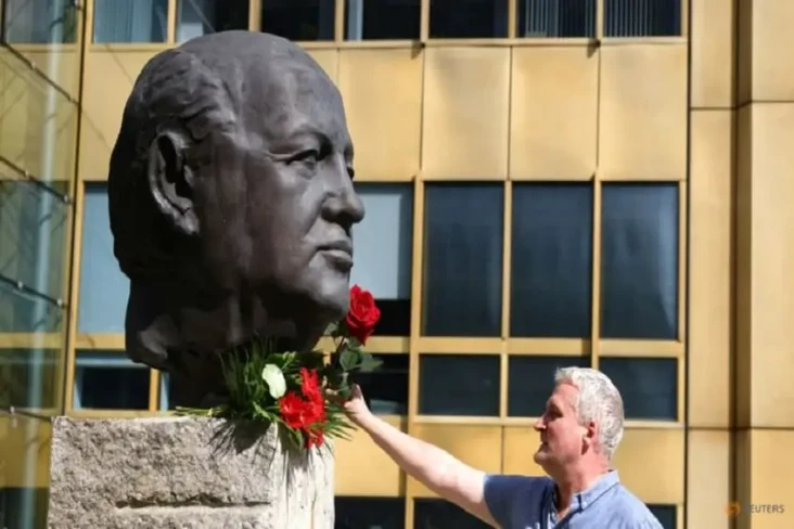 Mikhail Gorbachev Dimakamkan:...