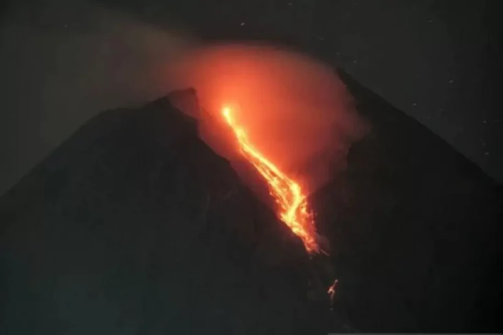 Gunung Merapi Luncurkan...