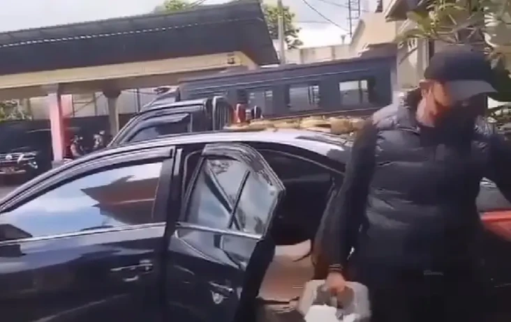 Beli Pertalite Pakai...