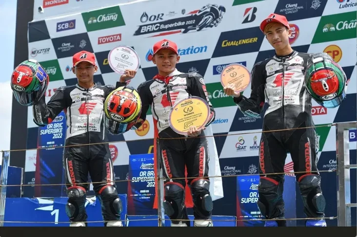 Pembalap AHRT Persembahkan...