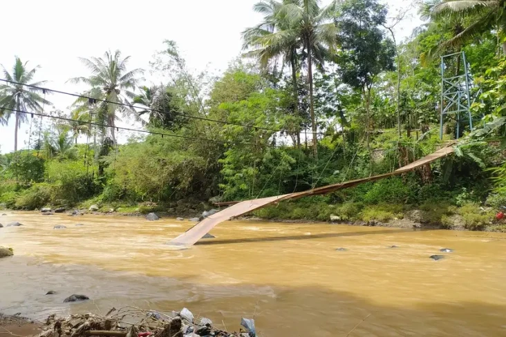 Jembatan Gantung Penghubung...