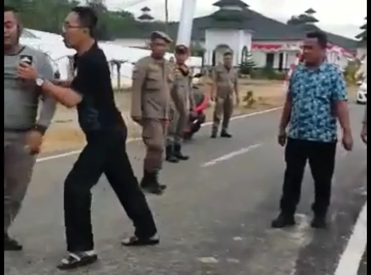 Arogan! Bupati Labusel...