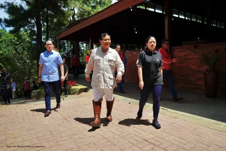 Puan Kunjungi Hambalang,...