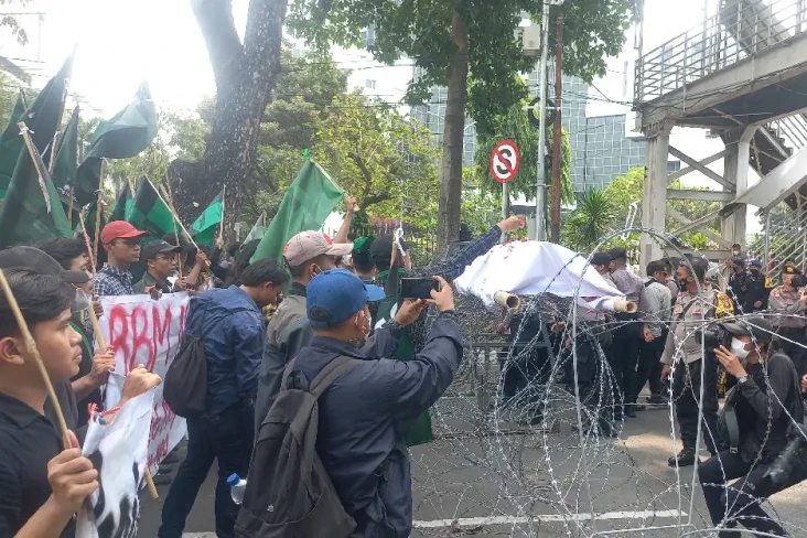 Massa Tolak Kenaikan...