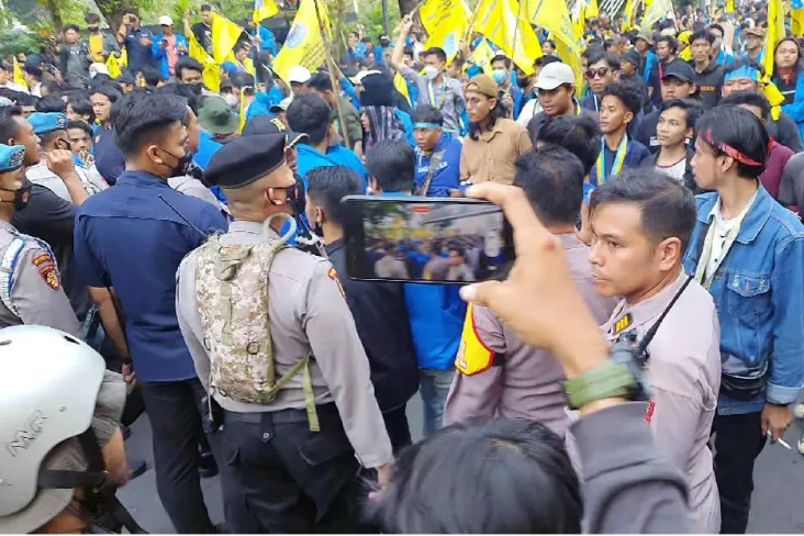 Terobos Barikade Kawat...