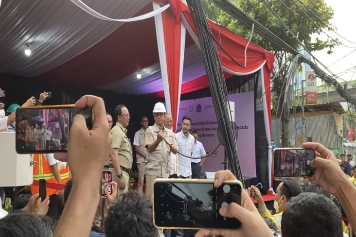 Potong Kabel Udara di...