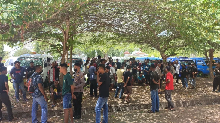 Ratusan Sopir Angkot...