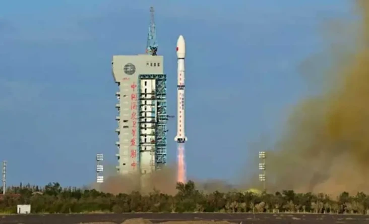 China Luncurkan Satelit...