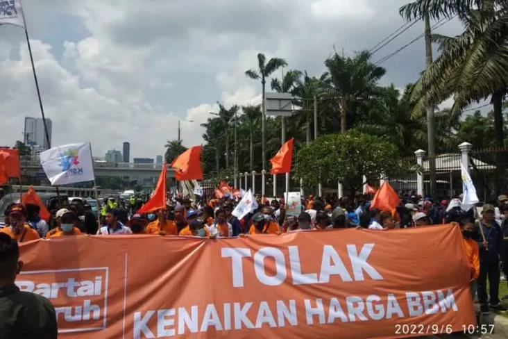 Terus Berdatangan, Massa...