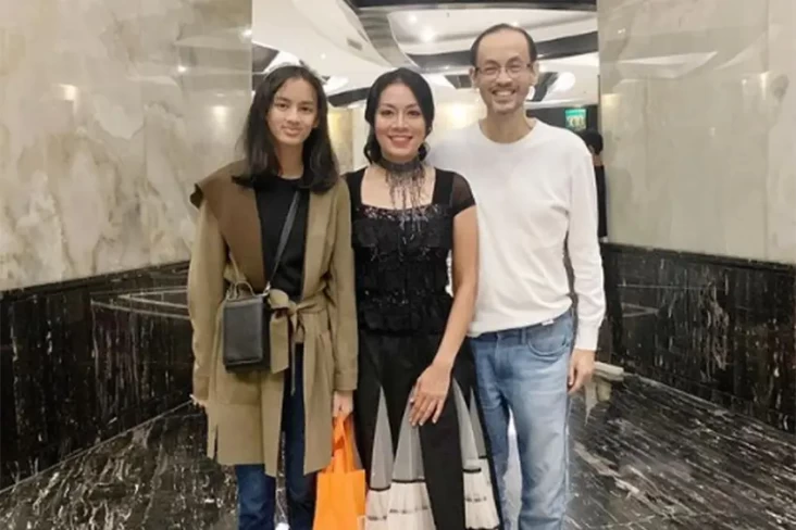 Kabar Duka, Suami Dewi...