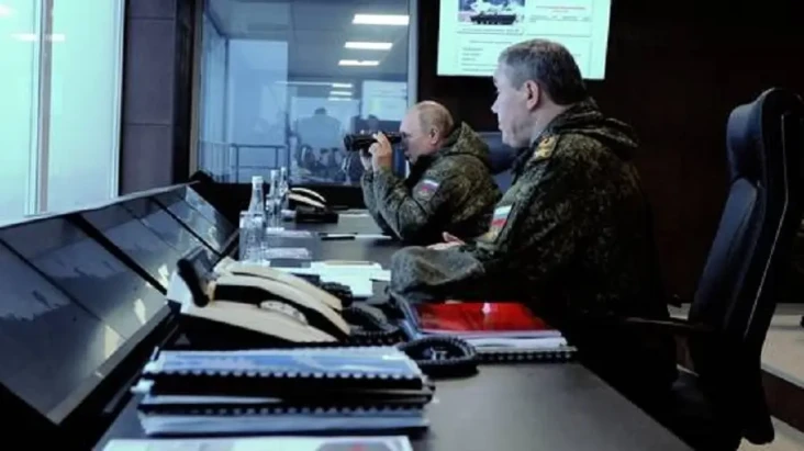 Putin Tinjau Latihan...