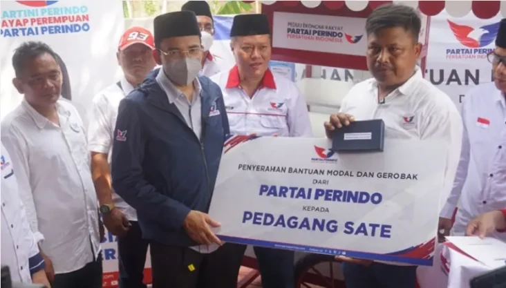 Serahkan Gerobak Perindo,...