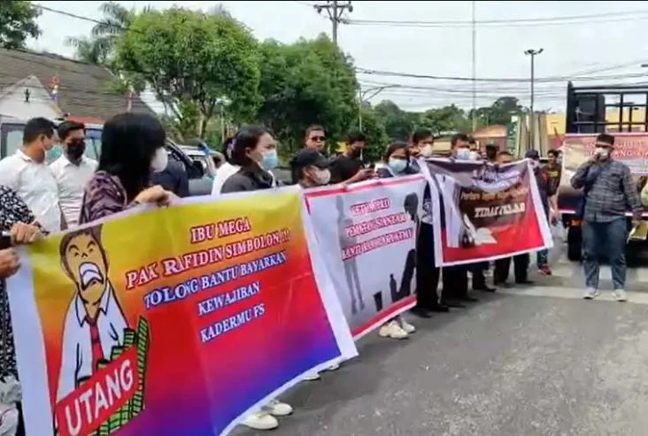 Diduga Gelapkan Uang...