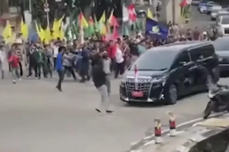 Viral Mobil Wapres Diadang...
