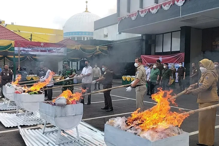 Kejari Jakut Musnahkan...