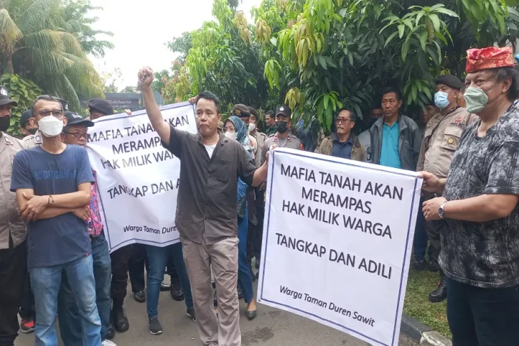 Tolak Penggusuran, Warga...