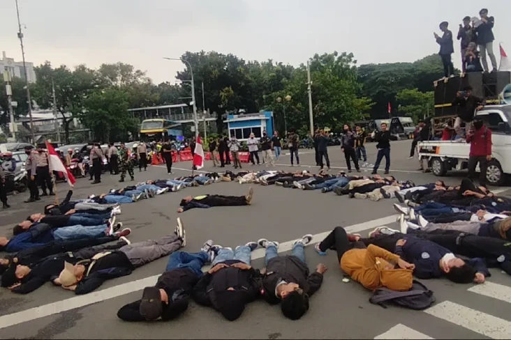 Massa Mahasiswa Tergeletak...