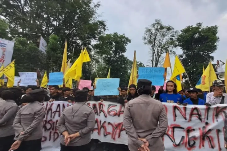 Massa PMII Geruduk Gedung...