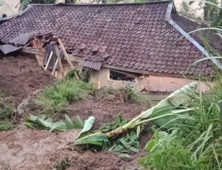 15 Rumah Rusak Diterjang...