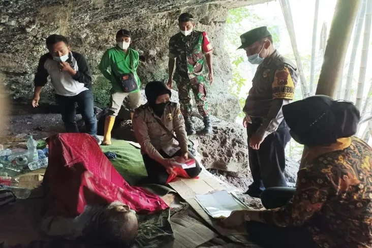 Tinggal di Gua Selama...