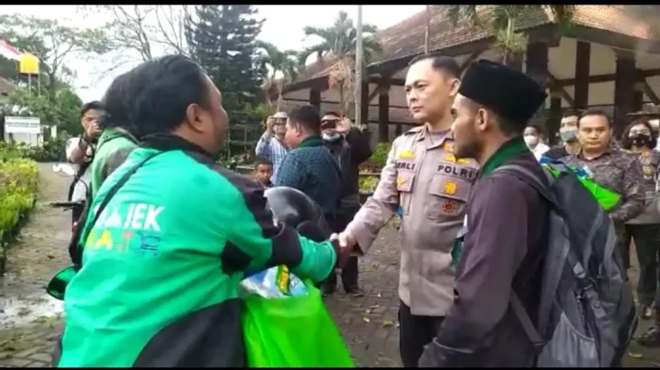 Polres Malang Berbagi...