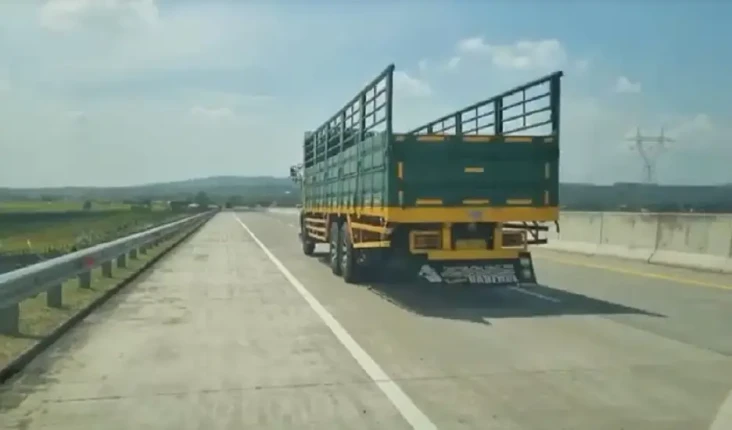 Detik-detik Truk Ekspedisi...