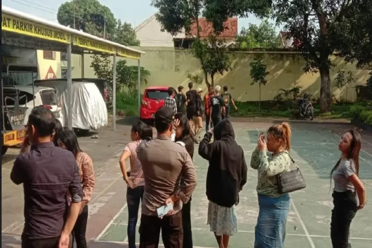 Sedang Asyik Bermesraan...