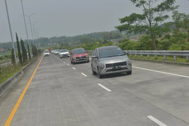 Test Drive Hyundai Stargazer:...