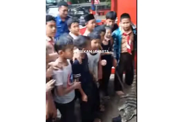 Siswa SD Berbaju Pramuka...