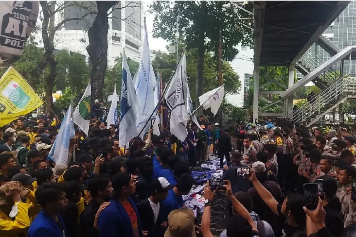 Gelombang Unjuk Rasa...