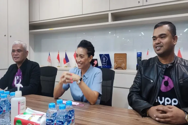 Jabat Direksi Perusahaan...