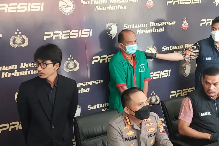 Bawa 6 Karung Ganja,...