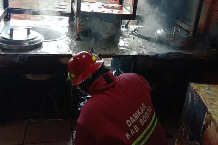 Kompor Gas Meleduk,...
