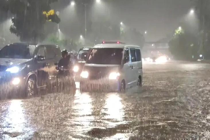 Banjir Rendam Jalan...