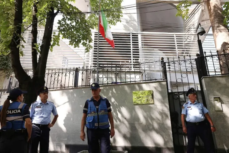 Polisi Albania Kepung...