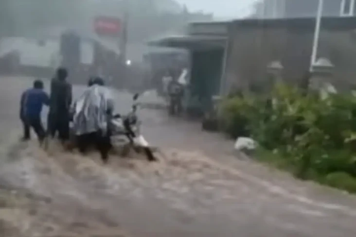 Terjebak Banjir, Motor...
